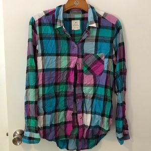American Eagle | Women’s plaid button down.